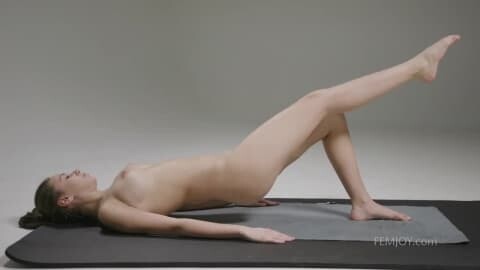 Cette adorable pratiquante de yoga aime être nue