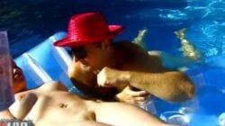 Sexe Tube mature dans une piscine