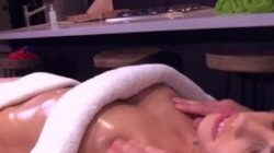 Massage coquin pour une jolie brunette
