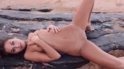 Teen nue sur le sable d’une plage déserte